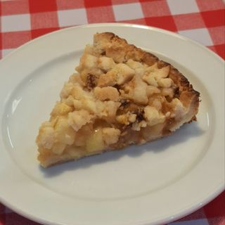 Apple Crumble - Porción de tarta de manzana con pasas