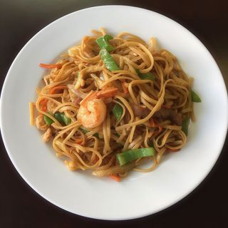 Tallarines Fritos Con Tres Delicias