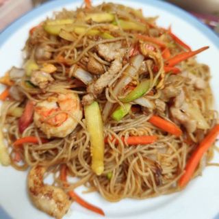 Fideos De Arroz Frito Con Tres Delicias