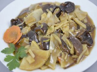 Bambú Y Setas Chinas Salteadas