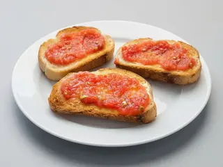 Tapa De Pan Tostado Con Tomate