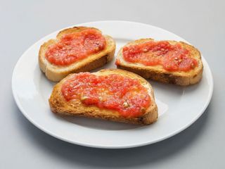 Tapa De Pan Tostado Con Tomate