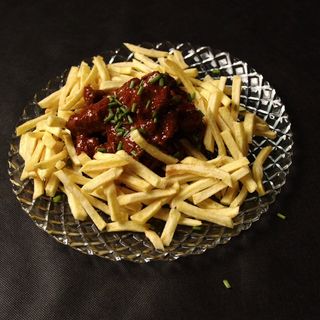 Carne en salsa con papas fritas