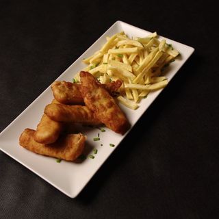 Churros de pescado con papas fritas