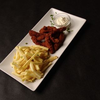 Tiras de pollo Estilo Cajún con papas fritas