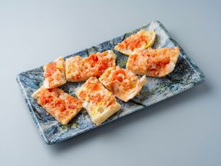 Pan de coca con tomate