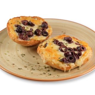 Pan gratinado con olivas