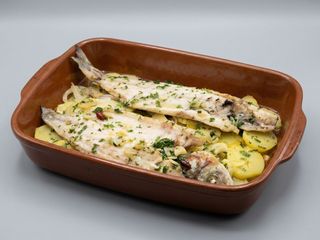 Lubina al horno con patatas panadera