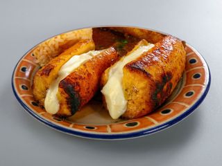 Maduro con queso costeño