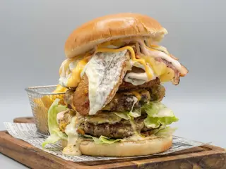 Hamburguesa Monstruosa + patatas fritas