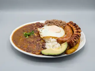 bandeja paisa + bebida en lata