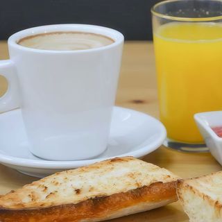 Desayuno básico (de 08.00-12.30h)