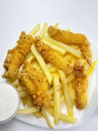 Lagrimitas De Pollo, Patatas Y Salsa Pita