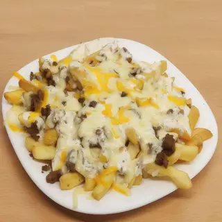 Patatas Con Carne, Queso Y Salsa Pita (Ración)