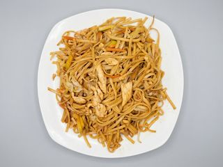 tallarines fritos con pollo