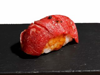 Nigiri de carpaccio de buey
