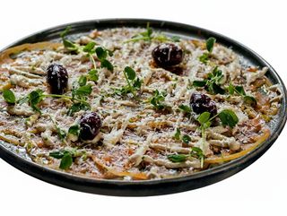 Carpaccio de tomate con salsa tonnata, parmesano y aceituna Kalamata