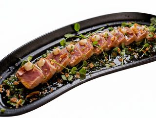 Tataki de atun rojo con alga wakame y salsa Ponzu