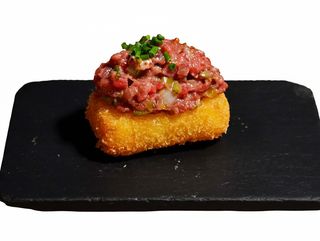 Nigiri de arroz frito en panko con steak tartar de buey