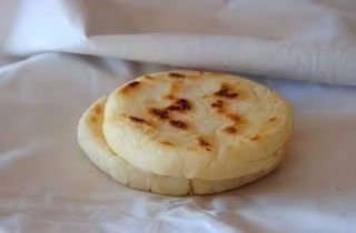 Arepa de Asado Negro y queso de Mano