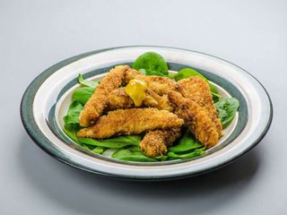 Tiras de Pollo Crujiente con Salsa de Mango