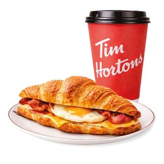Menú croissant bacon y huevo
