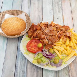 Plato Con Patatas Con Pan Y Carne Mixta