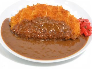 176B. Cerdo empanado frito y salsa curry acompañado de arroz katsukare
