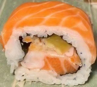 103. Salmón con Gamba uramaki(8 piezas)