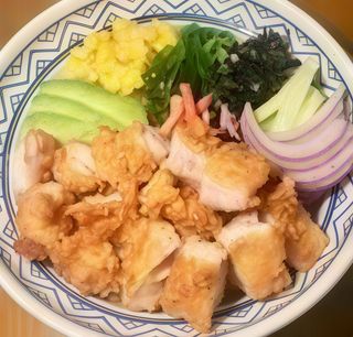188. Pollo empanado frito poke bowl