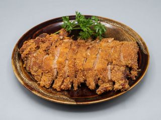 32. Pato Empanado Frito con Salsa