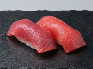 71. Sushi Atún (2 piezas)