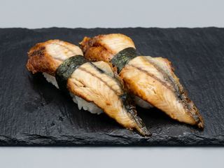 76. Sushi Anguila (2 piezas)