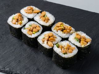 89. Natto Maki (8 piezas)