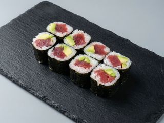 92. Maki Atún con Aguacate (8 piezas)