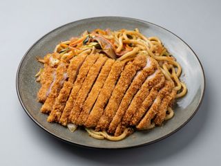 164A. Udon Salteado con Pollo Empanado Frito