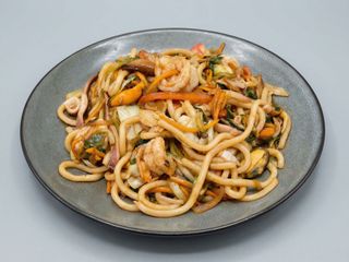 168. Udon Salteado con Mariscos y Verduras