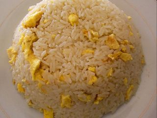 Arroz con huevo revuelto