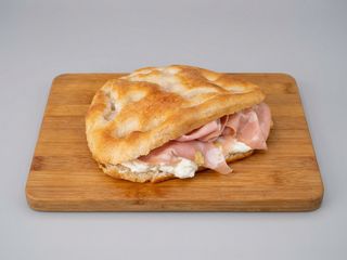 Focaccia casera con mortadella 