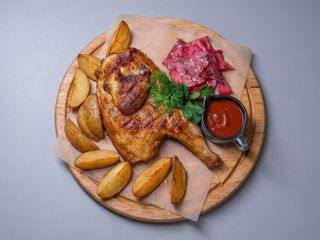POLLO ASADO A LA CERVEZA (1/2pollo)a la Cerveza con Acompañamiento de patatas Fritas (100gr)