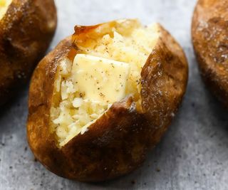 Patatón Asado Relleno a tu gusto 