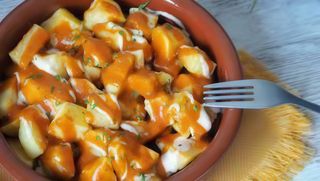 Patatas bravas con salsa brava