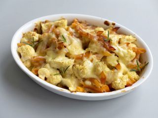 Plato gratinado con carne de pollo y ternera y patatas 
