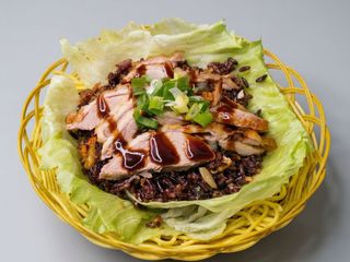 Arroz negro frito Con Pato Crujiente