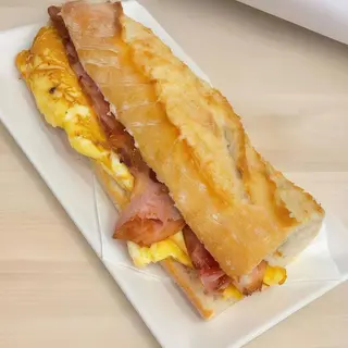 Bocadillo de panceta, tortilla francesa, tomate