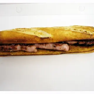 Bocadillo de loganiza, tomate, cebolla confitada, queso cheddar