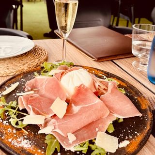 Prosciutto crudo con burrata