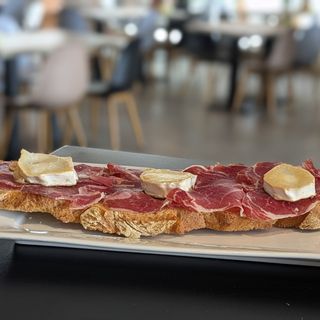 18. Torrada Jamón Ibérico Y Queso Brie