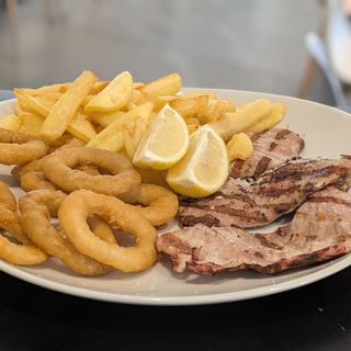 8. Plato Combinado secreto ibérico, calamares a la romana