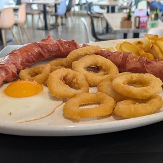 19. Plato Combinado Frankfurt Con Calamares (50 Cm.)